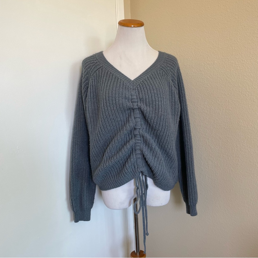 5 FOR $25 SALE 💗 Women's Gray V-Neck Sweater
